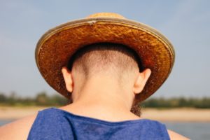 後ろから見られてる？！痛いうなじにできるニキビの原因ってなに？