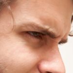 眉毛やみけんにニキビが治らない原因とは?【適切なケアをしよう!】