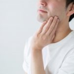 誰の顔にも必ず潜んでいるダニがニキビの原因になる理由とは？